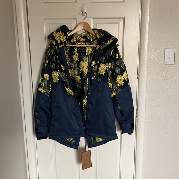 SAGA Outerwear Co. Rouge Jacket - Picture 3 of 7